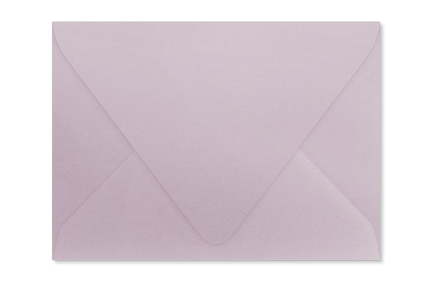 Бледно-сиреневый конверт с треугольным клапаном 